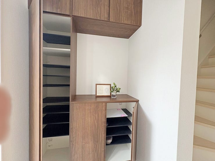 靴もたっぷり収納できます。ブーツやお子様のスポーツシューズも楽々入ります。