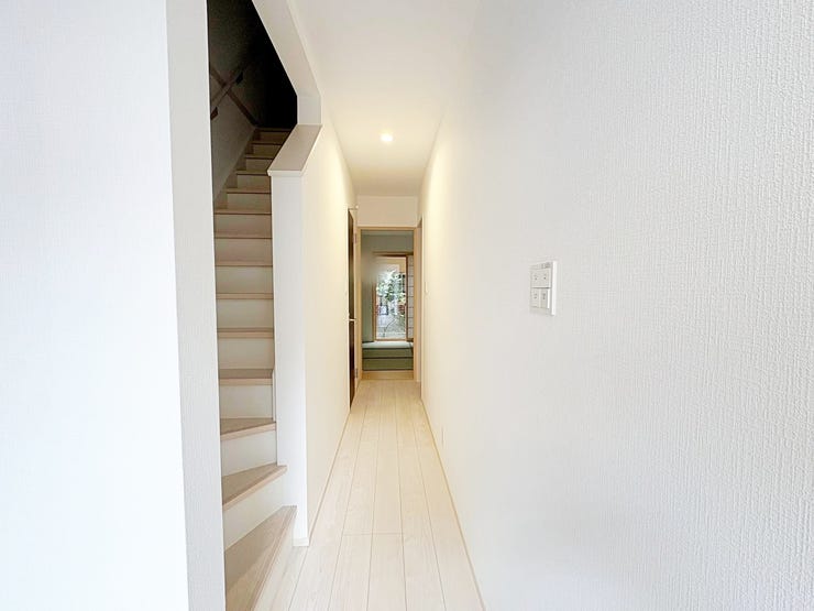 白基調の明るい壁紙を使用して、清潔感のある空間を演出しております。