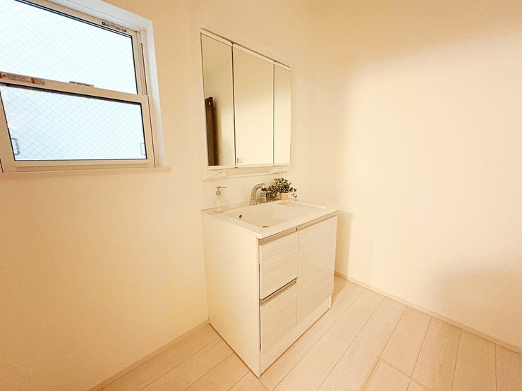 洗面所に洗濯機置場併設。
洗濯に便利です。