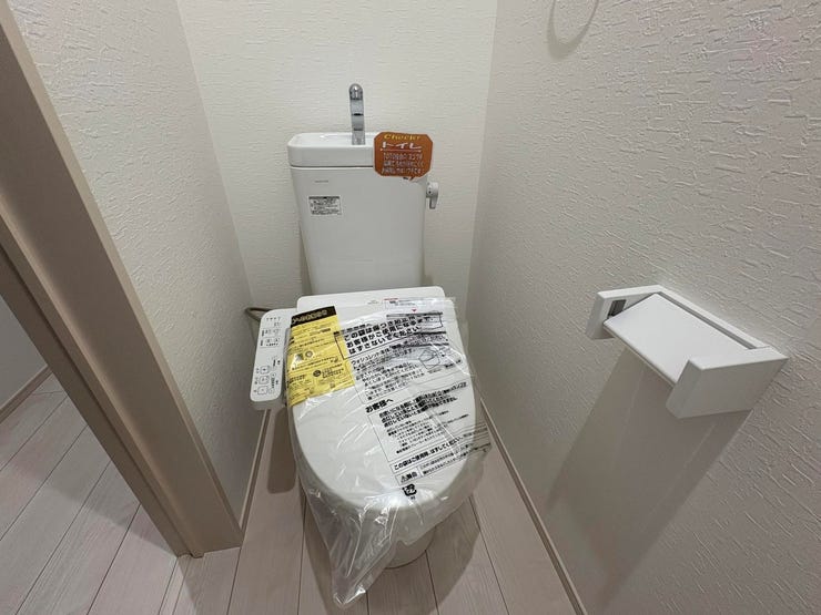 1階 トイレ
手洗い付きタンクを使用して水の使用を節約します。