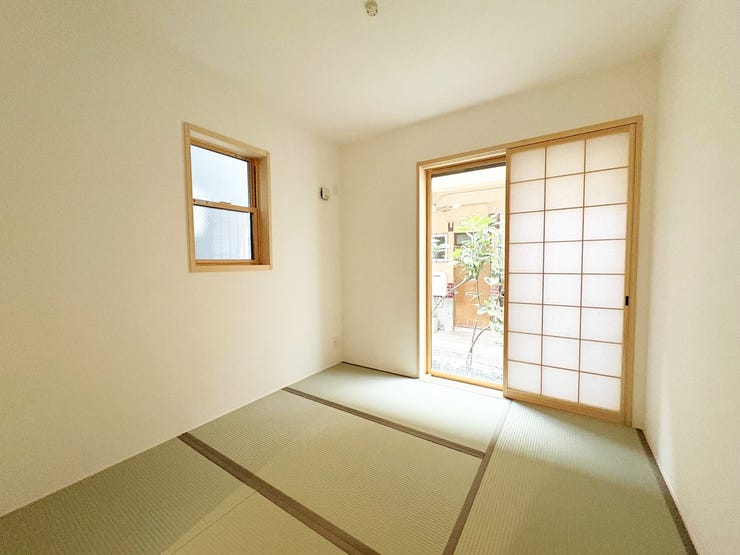 1階4.5帖
障子を閉めれば落ち着きの「和」空間となります。趣味のお部屋としてお使いいただいたり、お子様の勉強部屋にピッタリです。