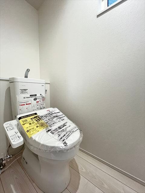 災害時でも安心のタンク付きトイレを採用しました。1階と2階の2か所にトイレを設けています。