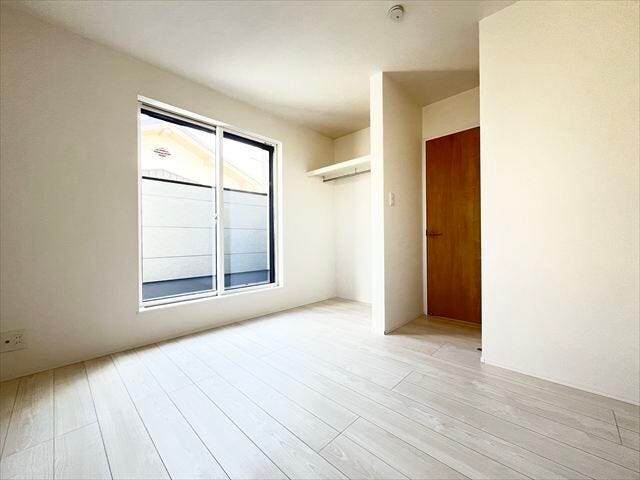 大きな窓からたっぷりの日差しが入り、明るいお部屋になっています。