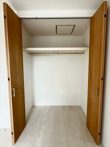 新たに家具を買わなくても良いので、ハンガーパイプ付きのクローゼットは嬉しいですね。