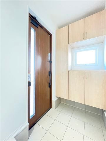 大型の玄関収納には小物を飾るスペースがあります。季節ごとに小物を変えたりとアレンジ次第でさらにオシャレな玄関になります!