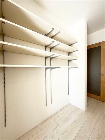 キッチン横収納は可動棚付なので、多目的に使えます。