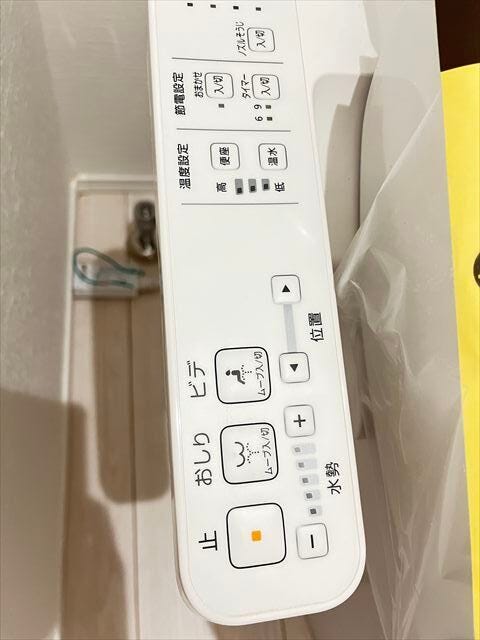 ウォシュレット機能付ですので寒い時期も便座を温かくでき安心して座ることができますね。