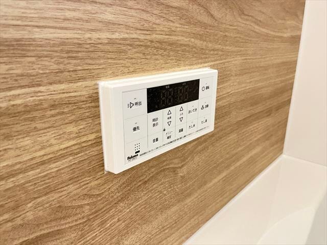 入浴する時間帯がズレてもいつでもあたたかいお湯に浸かれる、追い焚き機能付き給湯システムです。