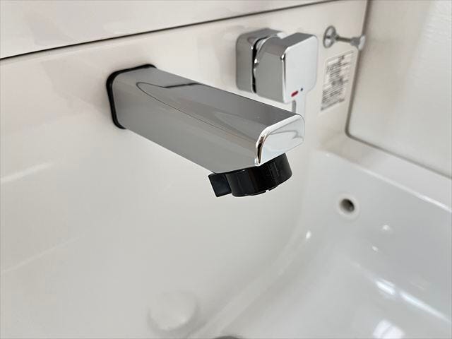 三面鏡にハンドシャワー付き。使いやすい洗面台。