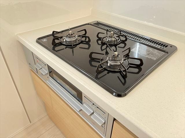 使い勝手が良いガスの3つ口コンロを採用。