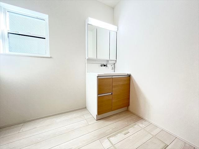 シャワー付洗面化粧台♪洗髪や手洗い洗濯に加え、洗面台のお掃除もしやすくとても便利です♪