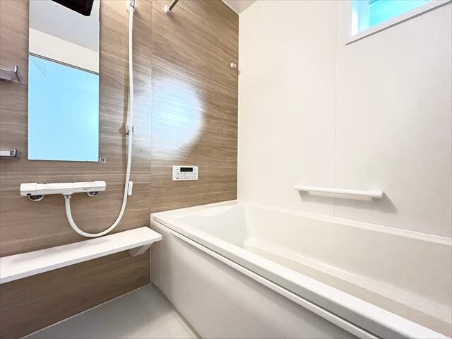 落ち着いた雰囲気の浴室。ゆったりバスタイムで疲れも癒されますね♪