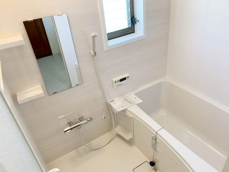 窓付きの通気の良い浴室♪一日の疲れを癒す空間です。