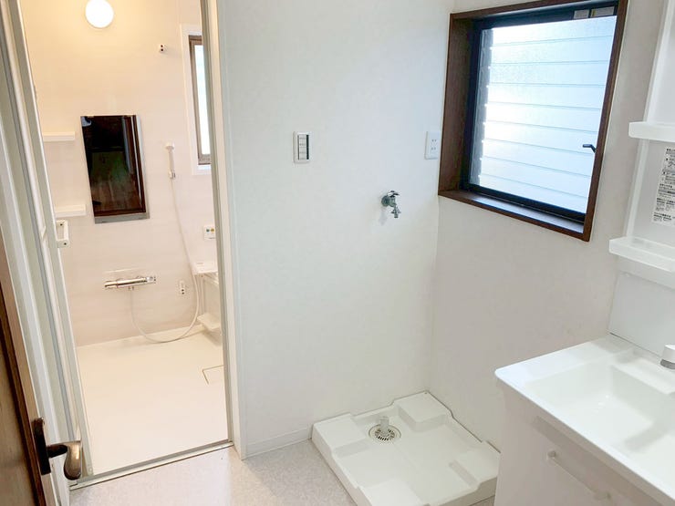 シャワー付洗面化粧台◇洗髪や手洗い洗濯に加え、洗面台のお掃除もしやすくとても便利です♪