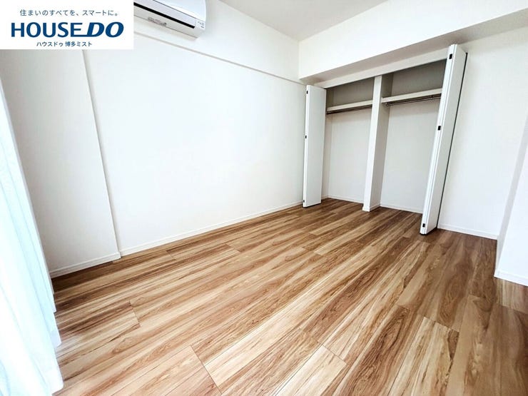 【プライベートルームの過ごし方】ベッドや机などの家具を置いてもゆとりある広さ。何にも邪魔されたくない一番のプライベート空間だから、過ごしやすさは大切にしたい・・・。