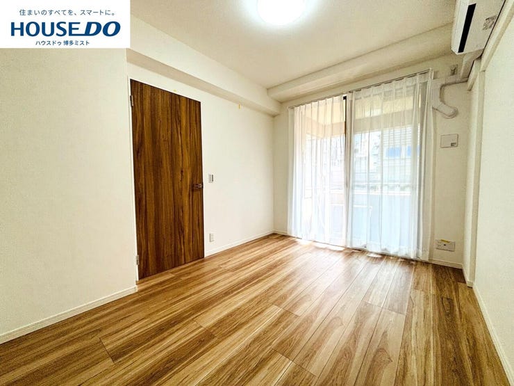 【プライベートルームの過ごし方】ベッドや机などの家具を置いてもゆとりある広さ。何にも邪魔されたくない一番のプライベート空間だから、過ごしやすさは大切にしたい・・・。