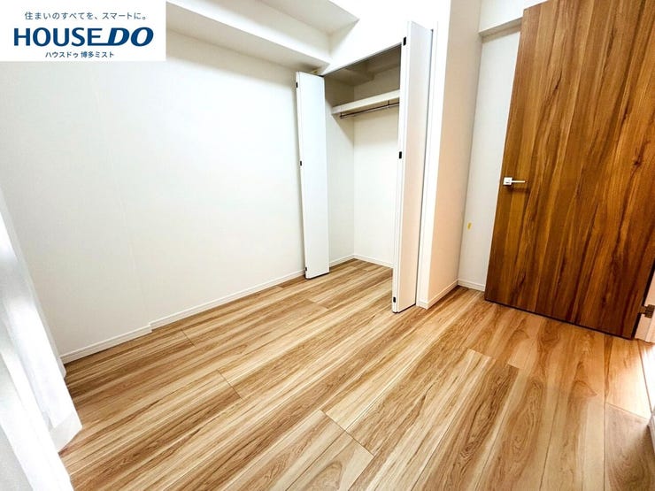 【プライベートルームの過ごし方】ベッドや机などの家具を置いてもゆとりある広さ。何にも邪魔されたくない一番のプライベート空間だから、過ごしやすさは大切にしたい・・・。