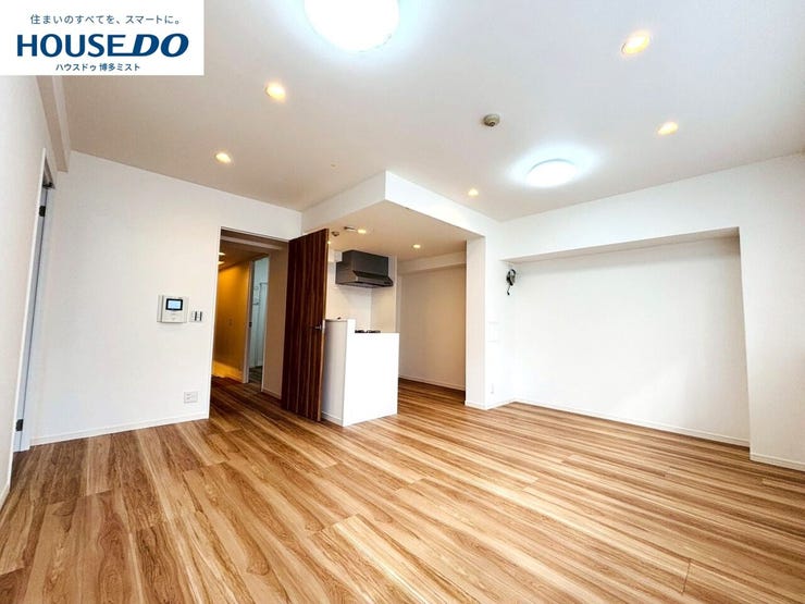 【家族の時間、穏やかな空間】家族が集まるリビングは床や壁をシンプルなテイストに。居心地が良いから自然と集まり、特別なことはしないけど、家族といる安心感は大切♪