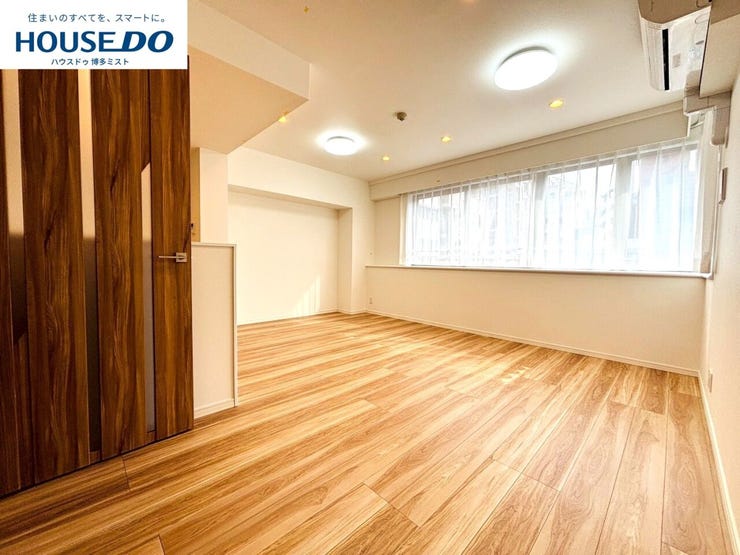 【家族のいやし時間】穏やかな光が入るリビング。忙しい毎日だからこそ、家族と過ごす時間は大切。家族みんなが快適なリビングだから、忙しい朝も、くつろぎの夜も、楽しい時間が過ごせます。