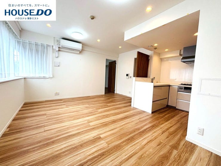 【家族のいやし時間】穏やかな光が入るリビング。忙しい毎日だからこそ、家族と過ごす時間は大切。家族みんなが快適なリビングだから、忙しい朝も、くつろぎの夜も、楽しい時間が過ごせます。