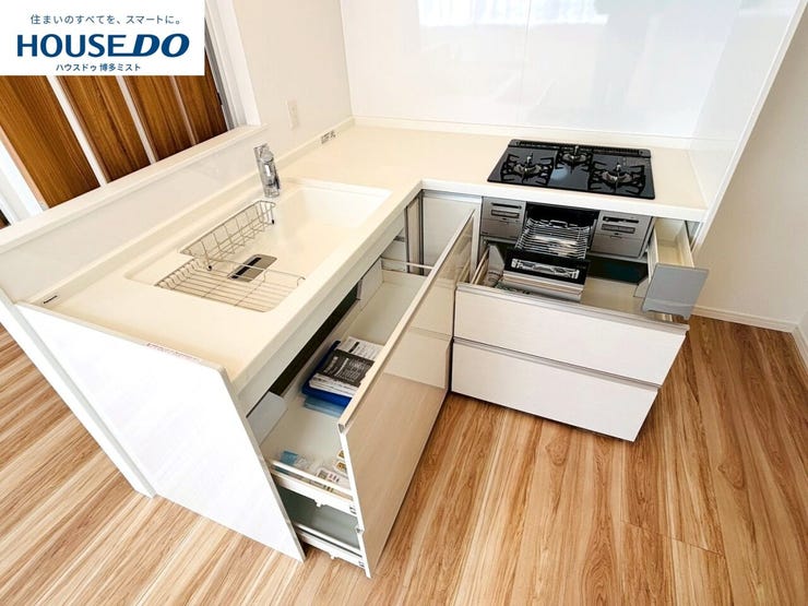 【今日のゴハンは何食べたい?】重たい鍋や大きなフライパンの収納はキッチン下のスライド収納へ。ちょっとした家事の手間を楽にする、家族みんなが使いやすいキッチンです。