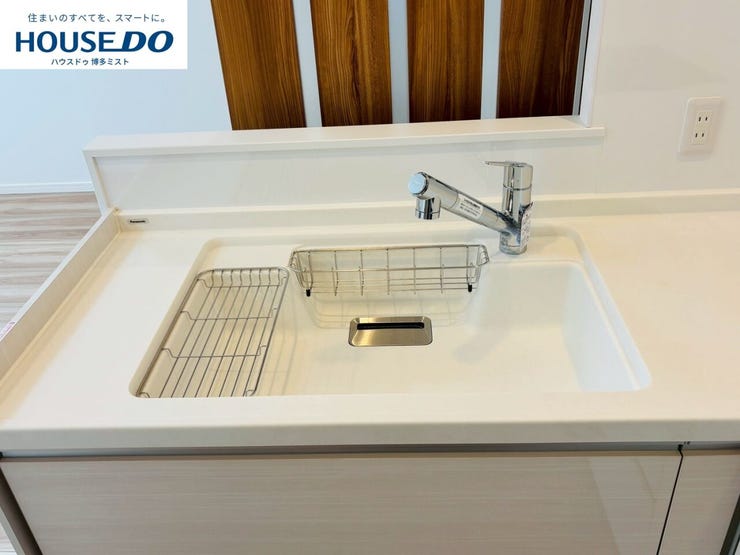 オフホワイトのオシャレなキッチンシンク。
浄水カートリッジ内蔵の水栓で、いつでも清潔なお水が使えます。