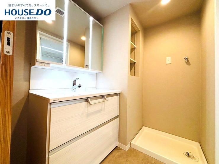 【サクッと準備して、さぁ行こう!】引き出しや3面鏡裏などの収納がたっぷりあるので、出したままにしたくないドライヤーや化粧品類などの生活感が出るものが片付きます。