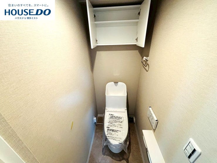 【毎日使うものは機能とお掃除重視】温水洗浄便座付きのトイレです。汚れてもサッとひと拭きでお手入れ簡単。節水仕様でしっかり洗浄できます。環境にやさしく、しかも経済的です。