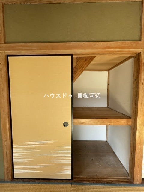 6帖和室収納:奥行のある押入なので収納グッズを使って空間を有効活用することができます。