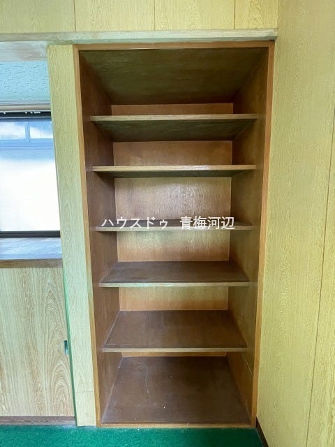 南側4.5帖収納:収納が充実しているので小物もスッキリと片付きますね。