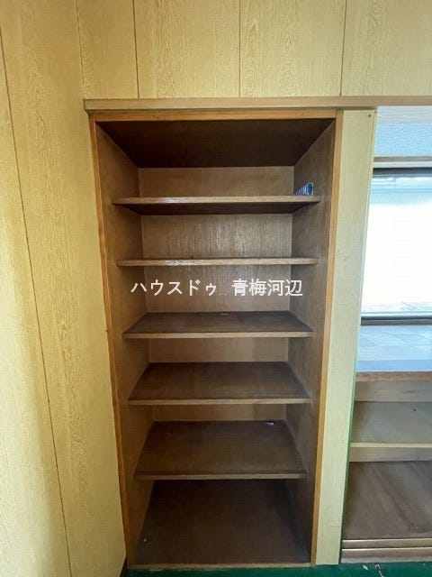 北側4.5帖収納:湿気がこもりにくいので日用品の保管にも安心です。