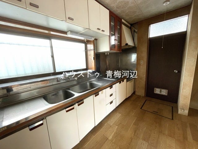 キッチン:キッチン北側に勝手口があります。窓から心地よい風と自然光でキッチンでの作業がはかどりそうですね。勝手口外にはゴミ箱を置くスペースもあるので、家の中をスッキリと保てそうです。