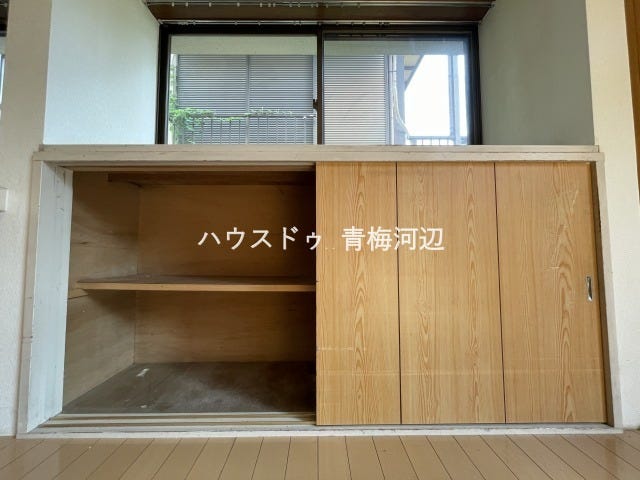 10帖リビング収納:普段使わないものをしまうことができます。買い置きの日用品をしまっておけば、居住空間をスッキリと保てそうです。