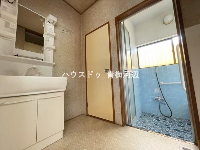 洗面所:毎日お使いになる洗面所は、明るく清潔感のあるスペースです!洗面台の鏡横には小物を収納できる棚がついていますので歯ブラシや髭剃りなども保管できます。