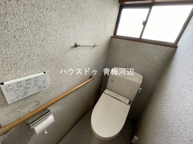 トイレ:白を基調としたシンプルな壁紙のトイレになります。2階にも設置されているのでお部屋からの移動も短縮できますね。