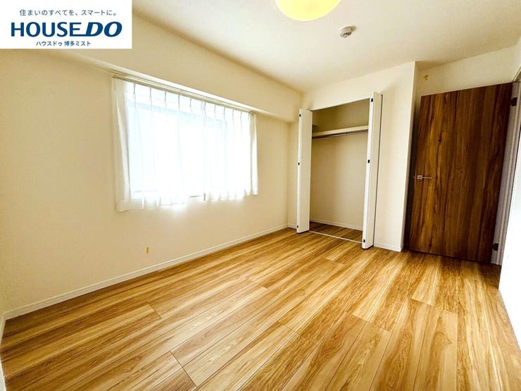 【プライベートルームの過ごし方】ベッドや机などの家具を置いてもゆとりある広さ。何にも邪魔されたくない一番のプライベート空間だから、過ごしやすさは大切にしたい・・・。