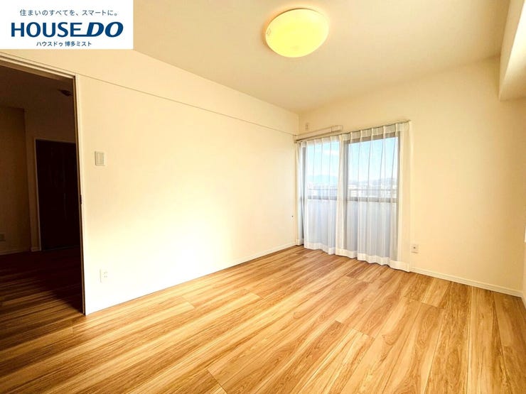 【プライベートルームの過ごし方】ベッドや机などの家具を置いてもゆとりある広さ。何にも邪魔されたくない一番のプライベート空間だから、過ごしやすさは大切にしたい・・・。