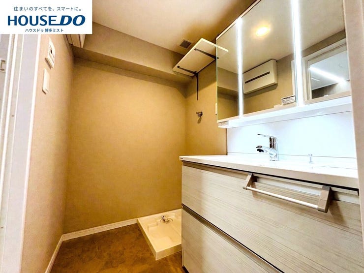 【サクッと準備して、さぁ行こう!】引き出しや3面鏡裏などの収納がたっぷりあるので、出したままにしたくないドライヤーや化粧品類などの生活感が出るものが片付きます。