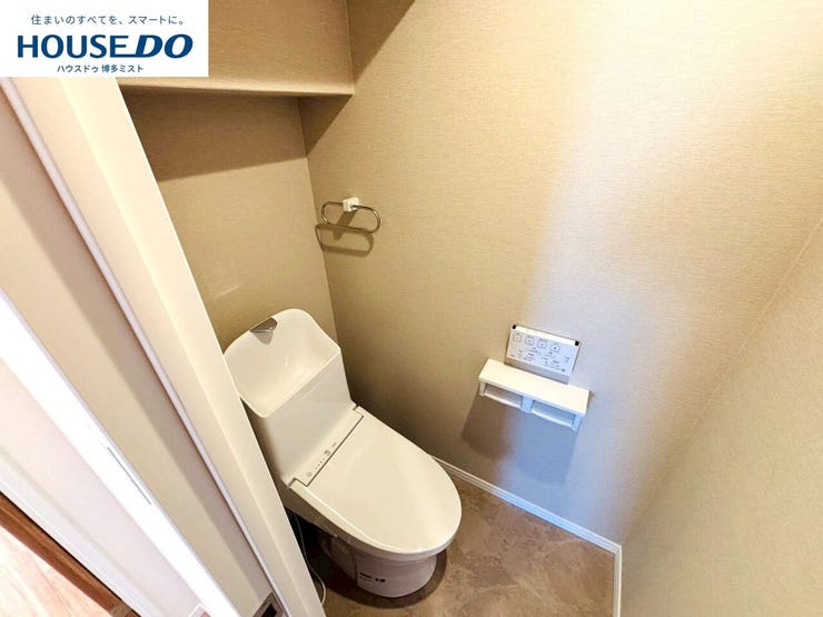 【毎日使うものは機能とお掃除重視】温水洗浄便座付きのトイレです。汚れてもサッとひと拭きでお手入れ簡単。節水仕様でしっかり洗浄できます。環境にやさしく、しかも経済的です。