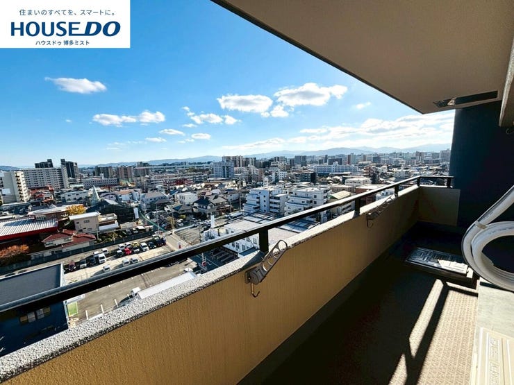 【あたたかな陽ざし】南東向きバルコニー。晴れた日にはお洗濯物もしっかり乾きそうです。