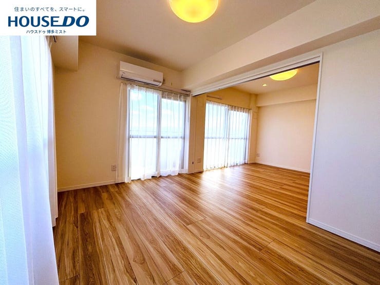 【リビングにプラスαを】リビング横洋室。1部屋として使うことはもちろんですが、扉を開放してリビングと一体感を持って使うことも出来る洋室です。