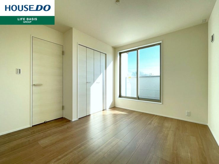 【洋室】広々とした洋室です♪ゆとりのある洋室はご夫婦の主寝室にいかがですか?♪クローゼット付きなので収納にも困りません。各居室収納はたっぷりあるので、お部屋をすっきりと保てそうです♪