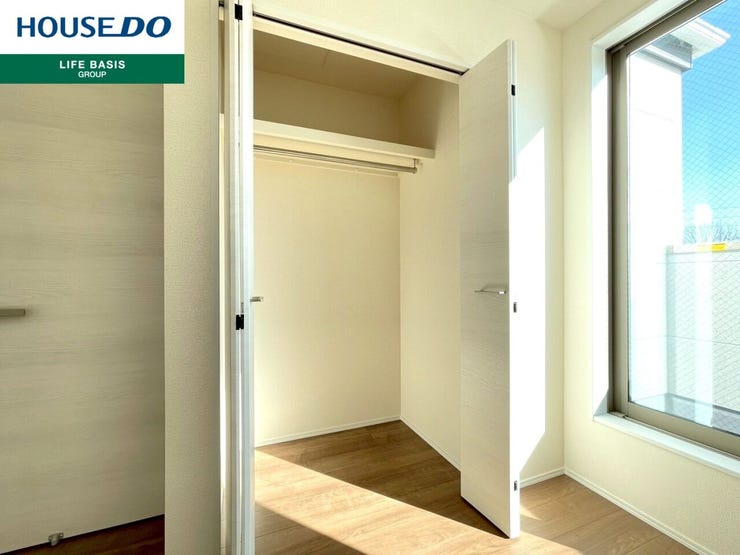 【クローゼット】洋室にある大容量のクローゼットです。枕棚付きで、小物の収納も便利!お隣の洋室にも大容量のクローゼットが付いています♪各部屋収納たっぷりございます。お部屋をすっきりと保てそうですね♪