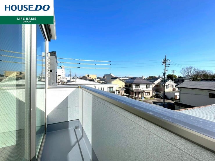 【南向きバルコニー】毎日が明るく、心地よい陽射しに包まれる南向きバルコニー。日中は太陽の光が差し込み、洗濯物が早く乾き、温かなひとときを楽しめます。春から秋にかけて、心地よい風を感じながられます。