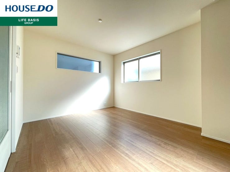 【リビング】陽当たり良好・風通し良好で光がたくさん入るリビングです。自然とみんなが集まりそうな落ち着いた空間で、家族の明るく居心地のいいお時間をゆったりお寛ぎお過ごしいただけます♪