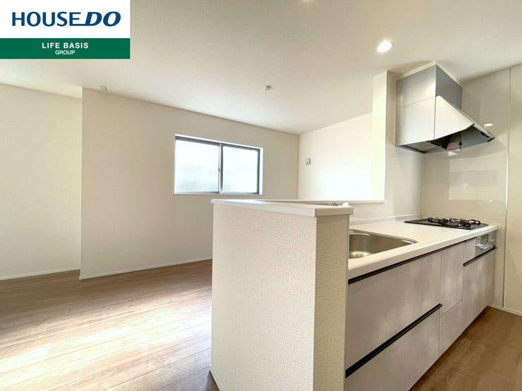 【LDK】開放感のある対面キッチンなので、小さなお子さんの様子も分かり安心。お料理や片付けをしならでも家族との会話を楽しめますね♪広々としているのでご夫婦やお子さんと一緒にお料理もできそうです!