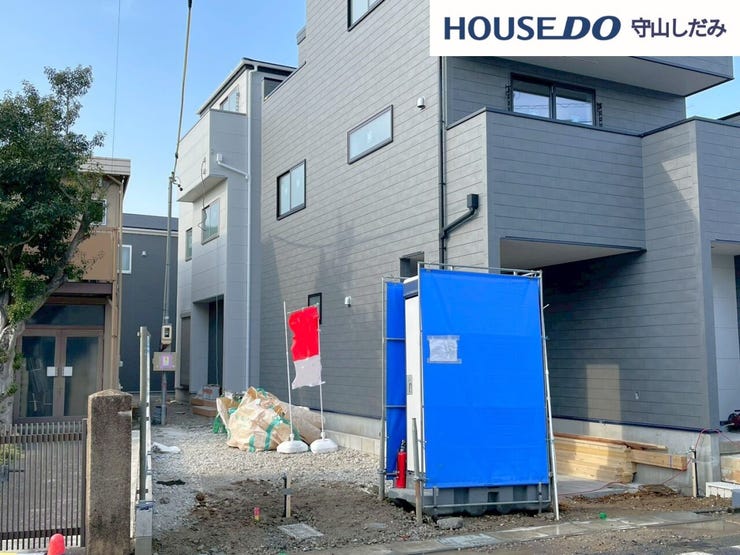 【コンビニまで徒歩5分圏内】毎日の便利さがすぐそこに。急な買い物や、夜遅くまで営業しているため、いつでも必要なものが手に入ります。食料品や日用品から、幅広い商品が揃い、生活をサポートしてくれます。