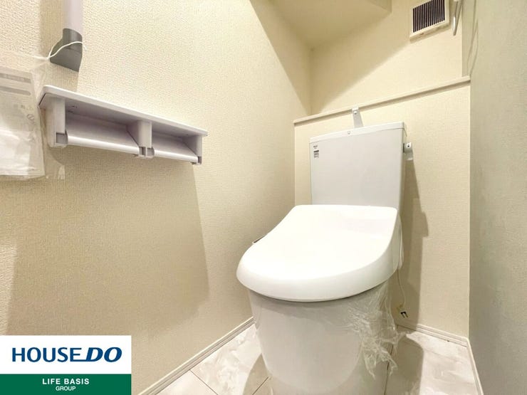 【トイレ】明るく、ひろびろとしたトイレです。掃除もしやすく、綺麗を保てます。ご自分の好きなアロマや芳香剤を置いて落ち着く空間を演出するもの良いですね♪1人になれる空間ですから、リラックスしたいですね。