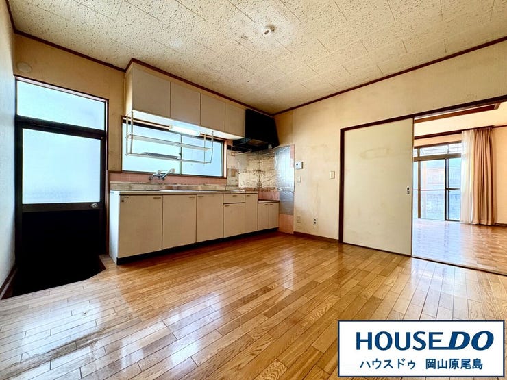 【キッチン】
家族が集まるダイニングキッチンは、南向きで陽当りも良好で明るく穏やかな空気のなかで飲んだり、食べたり、笑ったり♪