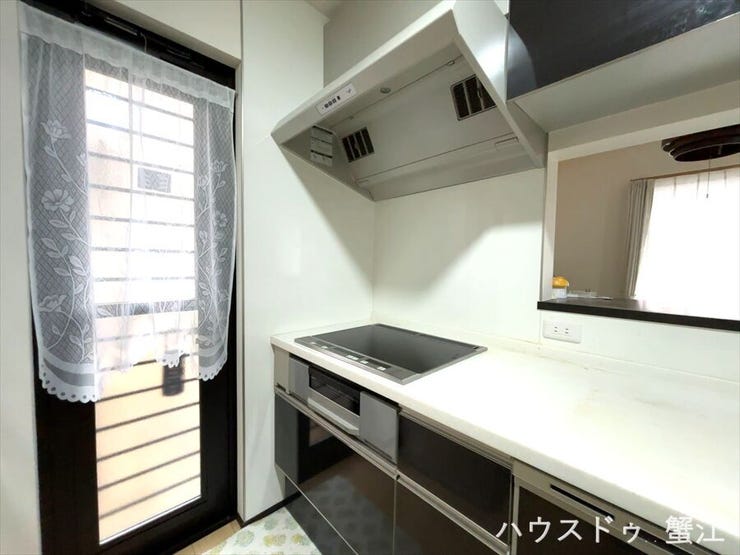 勝手口があるキッチン♪そのまま外へ出れるので、面倒なゴミ出しも楽々♪風通しも良く快適